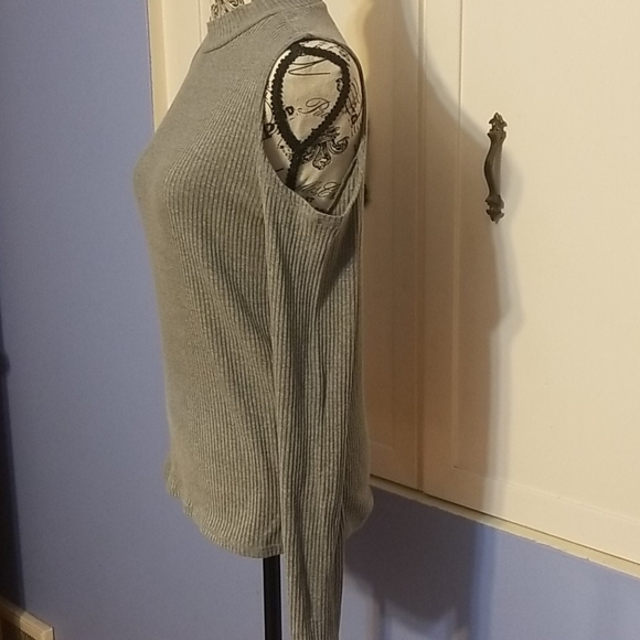 Peekaboo long sleeve top - Picture 2 of 3